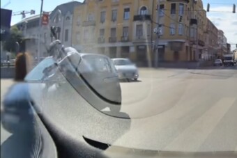 Mintha ott sem lett volna, úgy ment neki egy autónak egy rolleres Újpesten