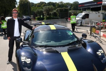 Stílusos belépő: mindenki megnézi Alonso új „céges” autóját