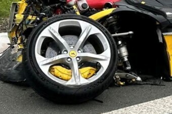 Lenulláztak egy 180 milliós Ferrarit, rommá büntették a katasztrófaturistákat