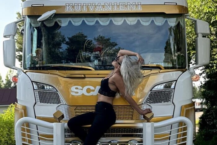 Így dorombol a V8 egy törékeny hercegnő kezei alatt