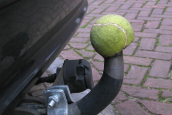 Ezért raknak sokan teniszlabdát a vonóhorogra