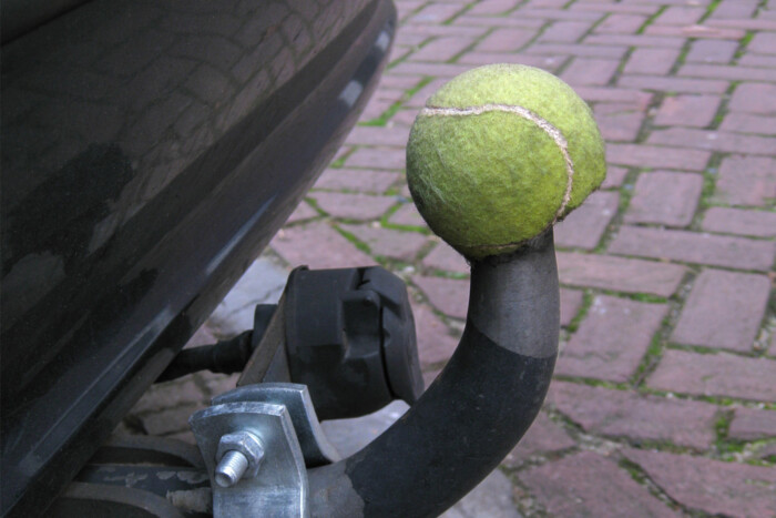 Ezért raknak sokan teniszlabdát a vonóhorogra