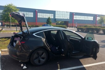 Autós hős járja Szeged utcáit – de miért teszi?