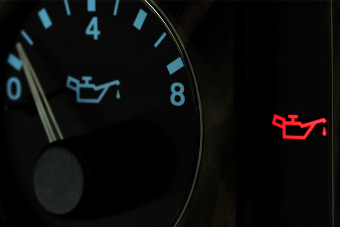 Felvillant az olajlámpa a műszerfalon, meddig mehetek még az autóval?