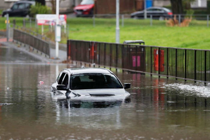 Elvitte a víz az autóját, mire rátalált tele volt parkolási bírsággal