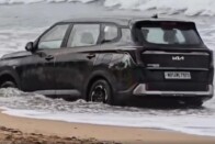 Vízbe fulladt az 50 milliós SUV, mert ki akart húzni egy kisbuszt, ami szintén odaveszett 1
