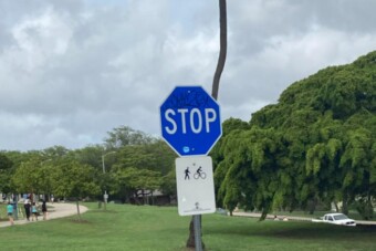 Létezik a kék színű stoptábla, mutatjuk, hol fordulhat elő