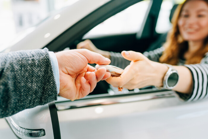 Egy autóértékesítő túl messzire ment, kirúgták botrányos videója miatt