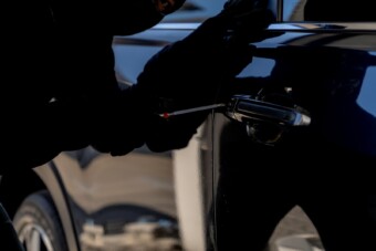 Megverték autólopás közben, most kártérítést követel