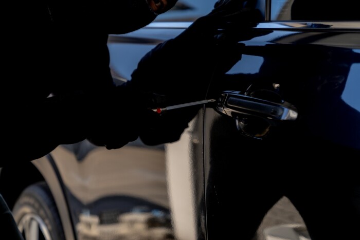 Megverték autólopás közben, most kártérítést követel