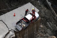 Banális ok miatt áll három hete egy autó a beszakadt parkolóban 7 Banális ok miatt áll három hete egy autó a beszakadt parkolóban 7