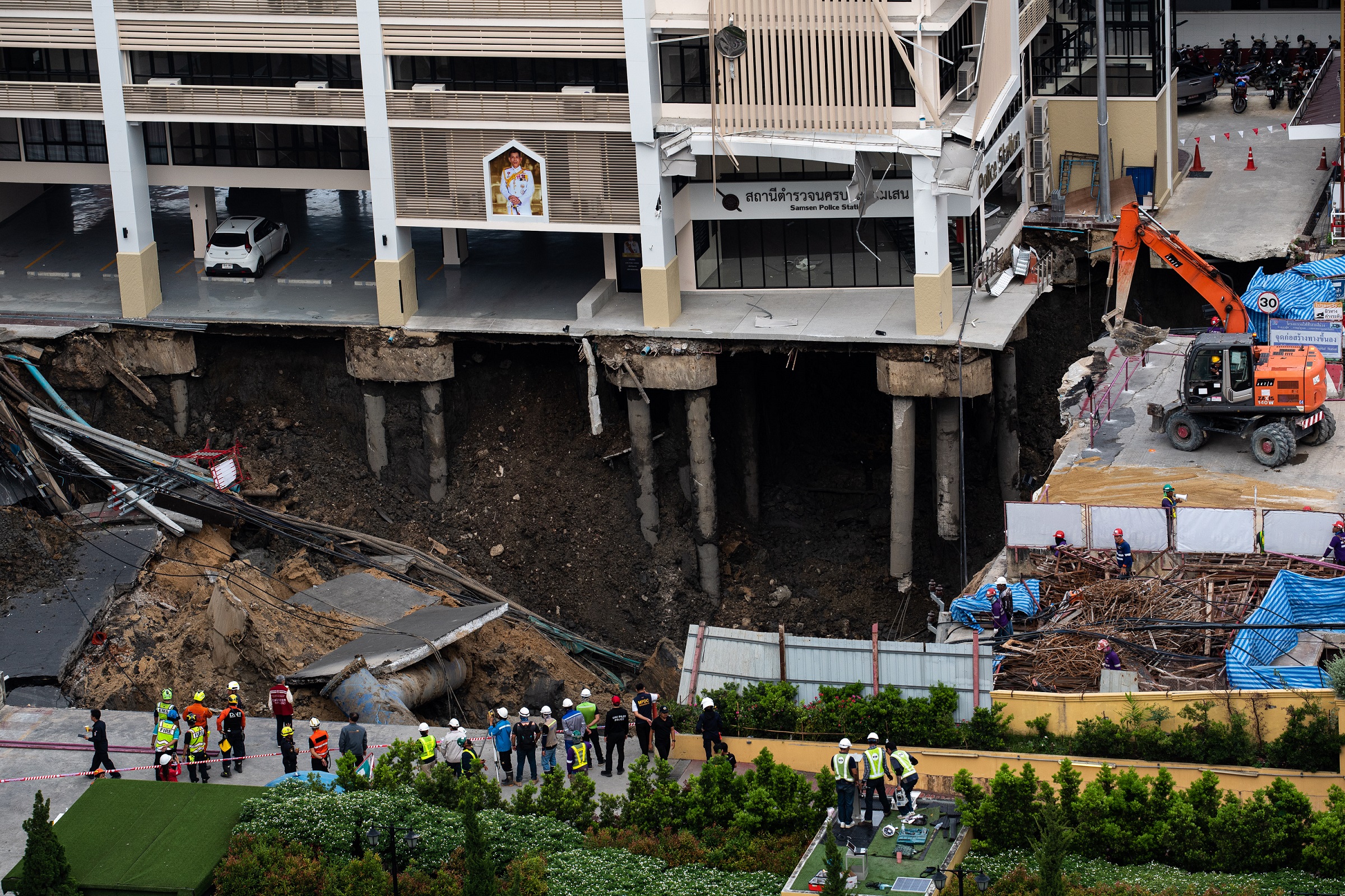 View of an excavator near a site of sinkhole next to the | Vezess | Vezess