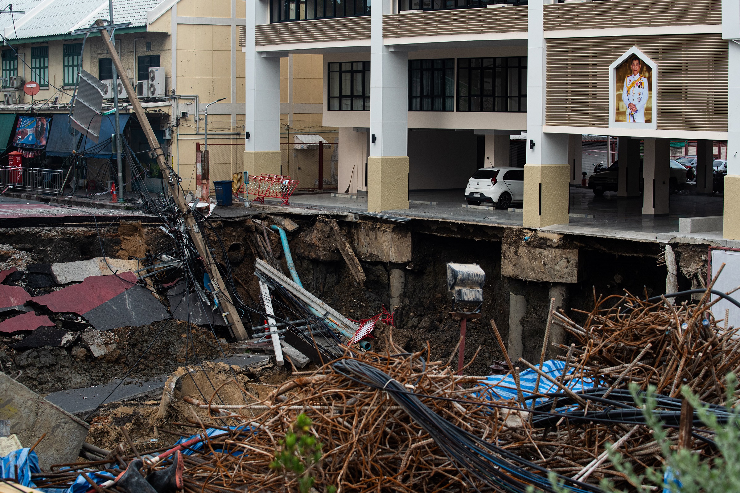 General view of a site of sinkhole next to the Samsen police | Vezess | Vezess
