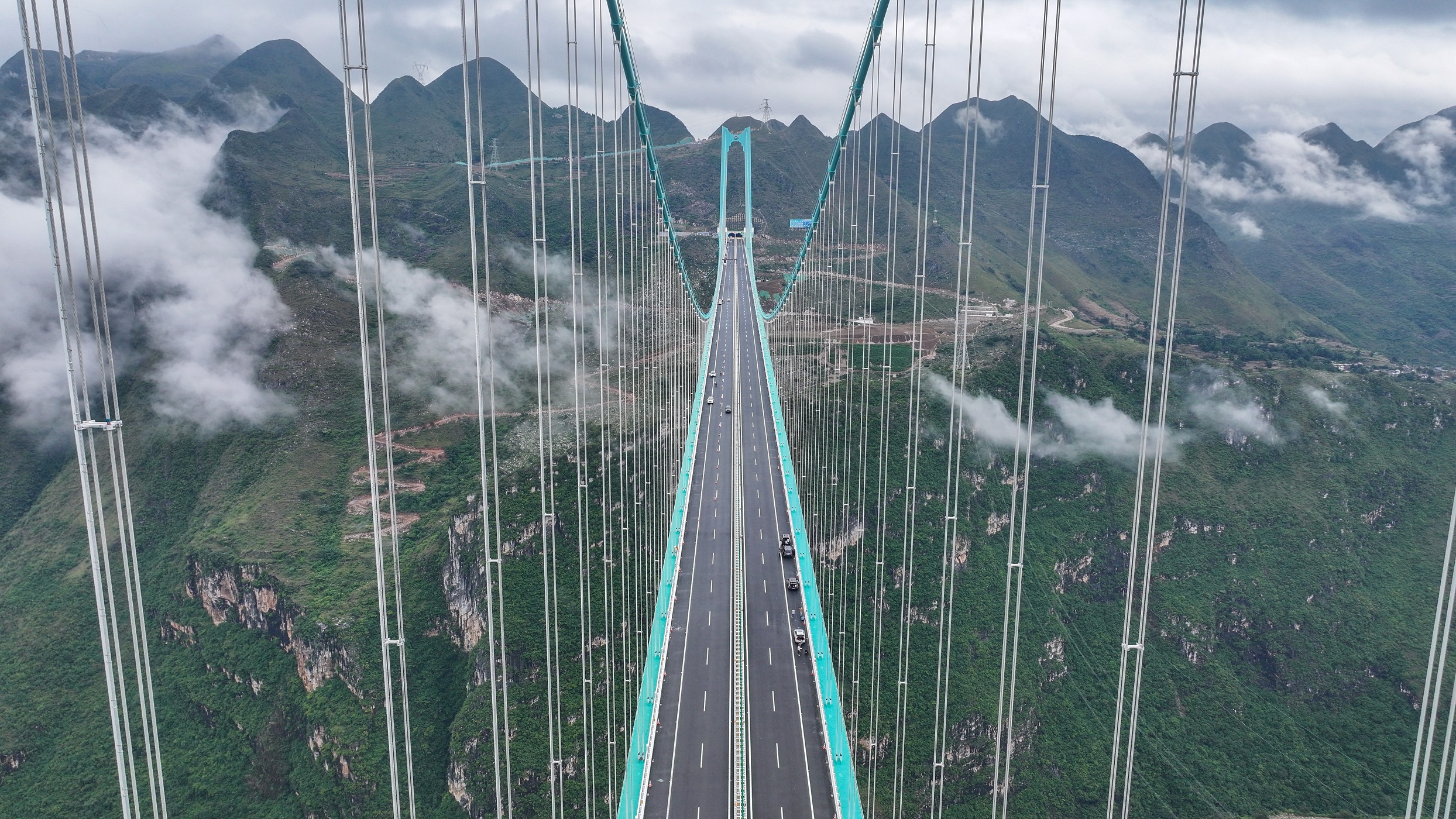 Huajiang Canyon Bridge in Guizhou | Vezess | Vezess