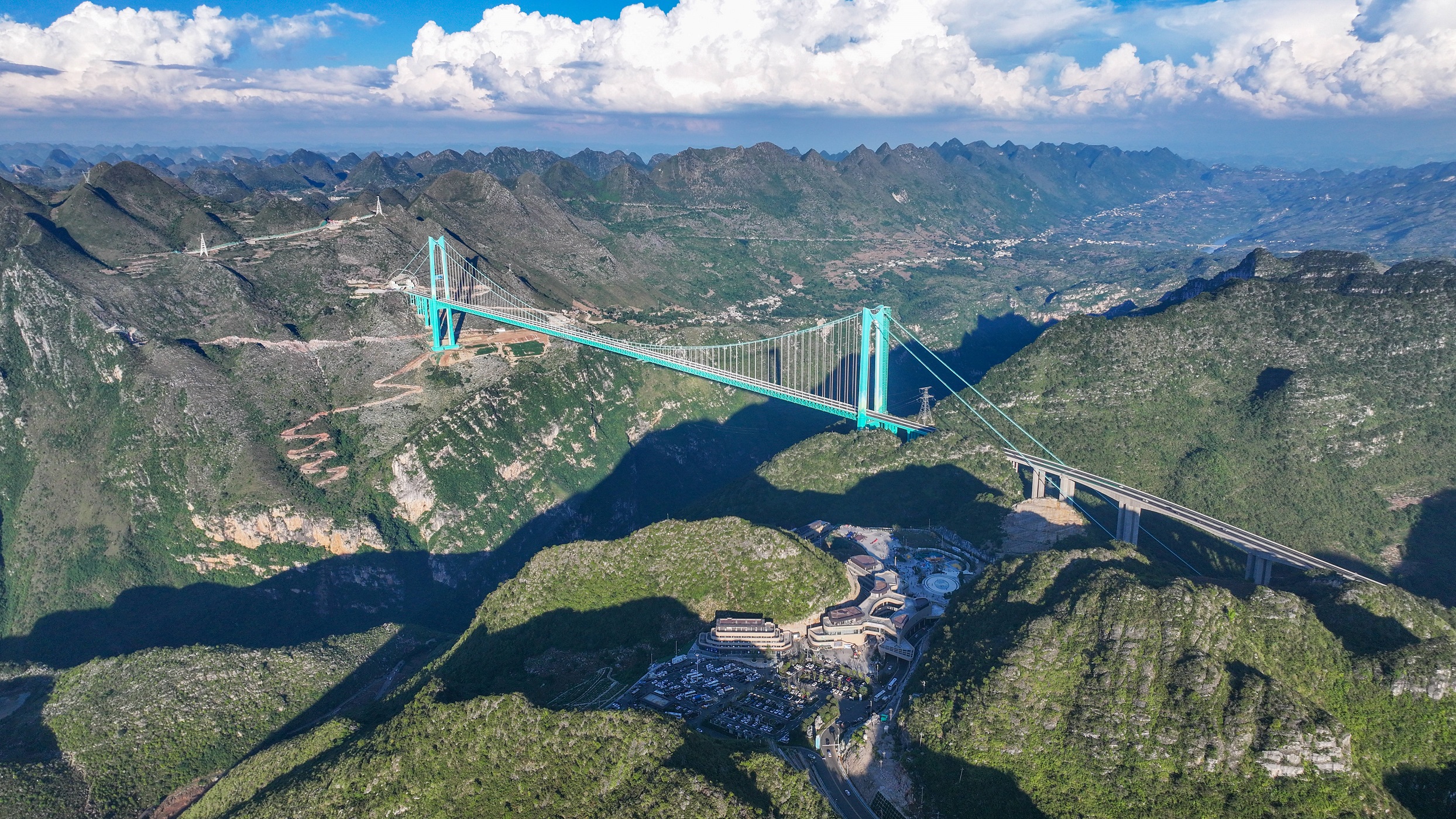 Huajiang Canyon Bridge | Vezess | Vezess