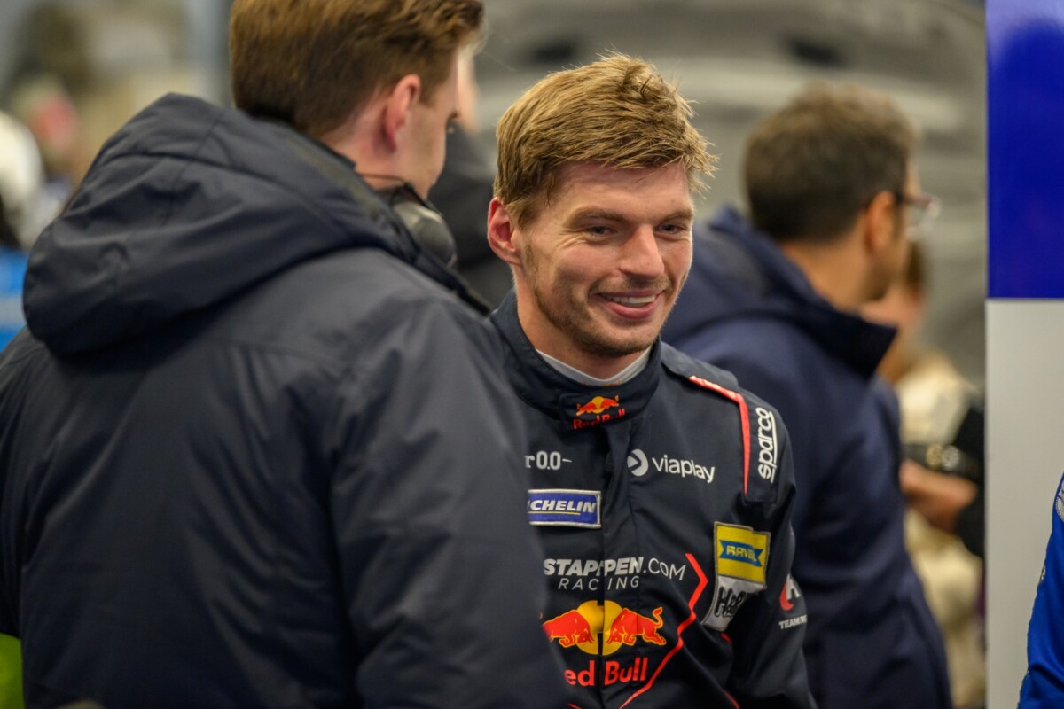 Verstappen ezt is behúzta, elsőre nyert a Ferrarival