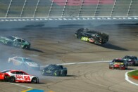 Flúgos befutó a NASCAR-ban: kétségbeesésében rükvercben fejezte be a versenyt 6
