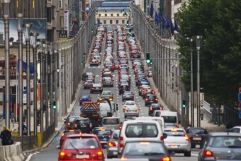 Fordulat jöhet a benzines autók tiltásában