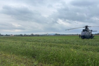 Szokatlan gép landolt az országút mellett