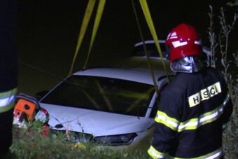 Elég volt egy rossz mozdulat, rögtön a halastóba gurult a villanyautó