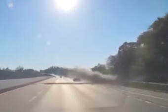 Hajmeresztő videón, ahogy egy autó átrepült az autópálya felett