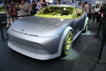 Ultravagány kompakt autó tart Magyarországra