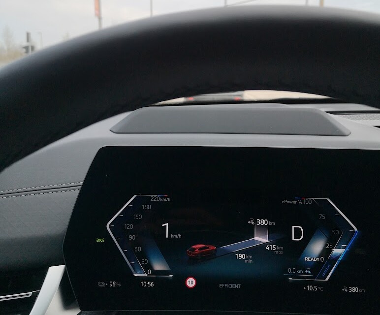 Ilyen KRESZ-tábla a világon nincs, mégis felismerte az autó 5