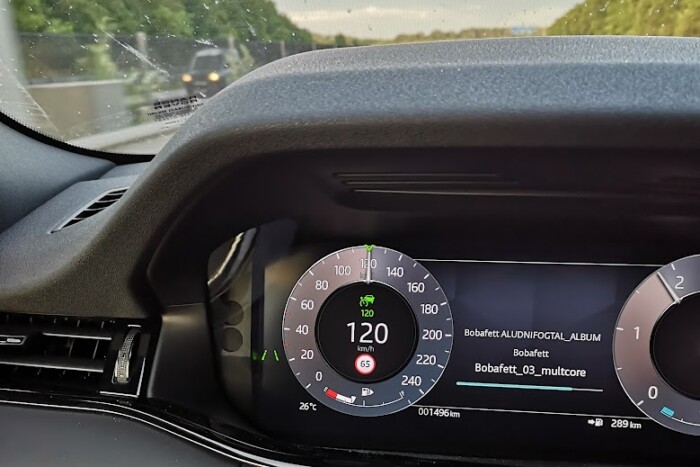 Ilyen KRESZ-tábla a világon nincs, mégis felismerte az autó 2