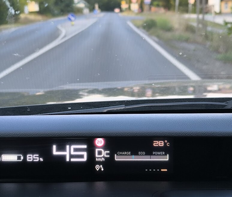 Ilyen KRESZ-tábla a világon nincs, mégis felismerte az autó 4