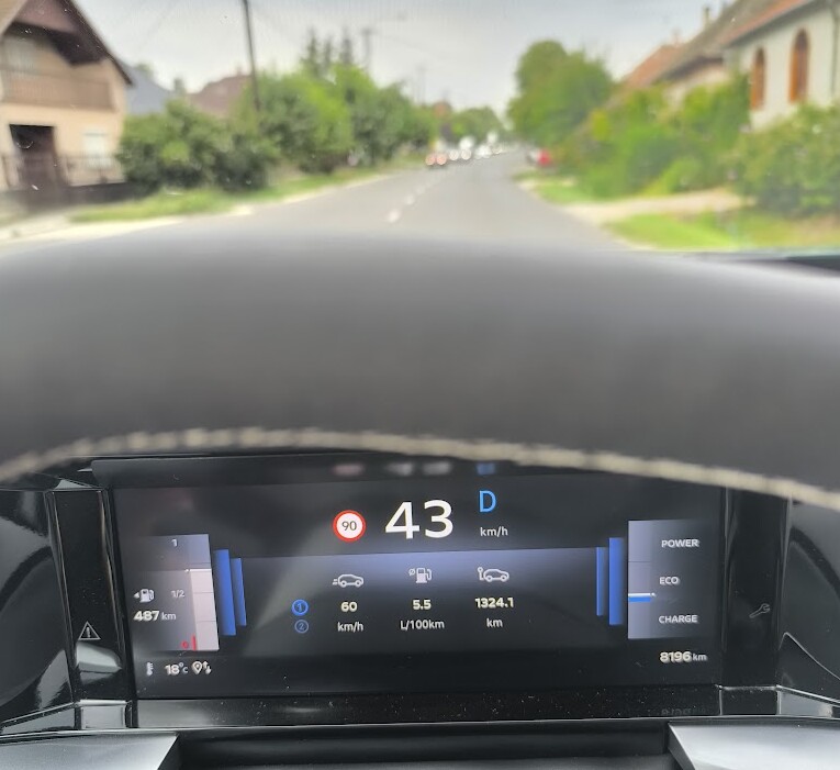 Ilyen KRESZ-tábla a világon nincs, mégis felismerte az autó 3