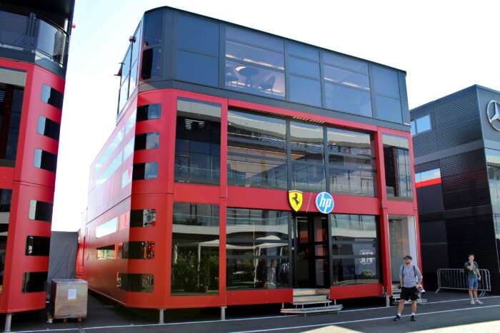 F1: Kulcsemberek hagyhatják el a Ferrarit