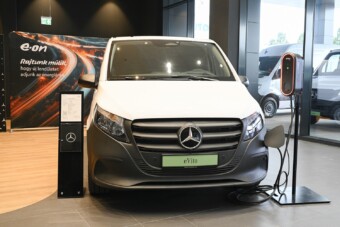 Ezért telepítenek töltőket a Mercedes-szalonoknál