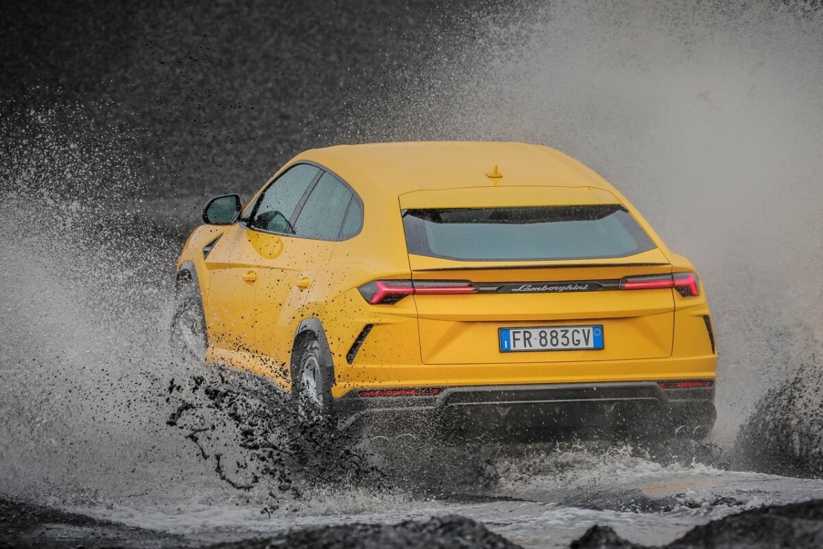 15 órán át menekült a rendőrök elől egy lopott Lamborghinivel, a vége nem volt szép