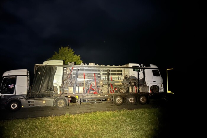 Négy kamiont pakolt egymásba a fekete öves horrorkaraván-specialista 1