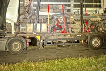 Négy kamiont pakolt egymásba a fekete öves horrorkaraván-specialista