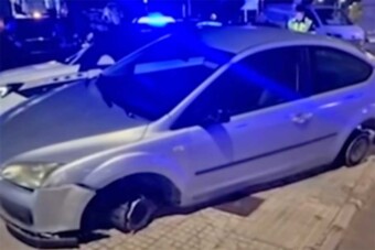 A fél autót az aszfalton húzta, mégis nyomta tovább egy Ford sofőrje