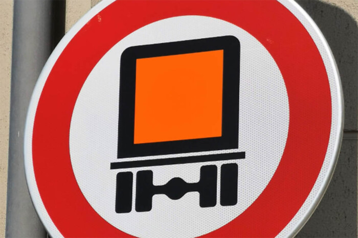 Sokan nem ismerik ezt a KRESZ-táblát, ami egész speciális dolgot szabályoz