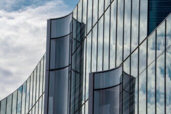 70 év után ledózerolja üvegpalotáját az autógyártó