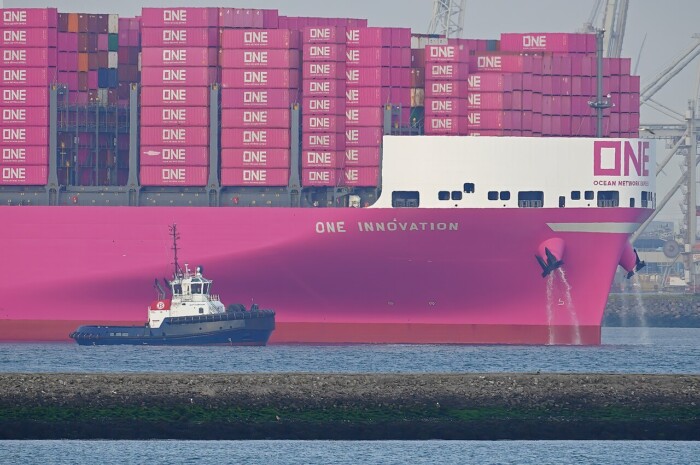 Gigahajó tart Európa felé, soha ekkora rakomány nem érkezett