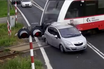 Egy 81 éves autós bemutatta, mit nem szabad csinálni a vasúti átjáróban