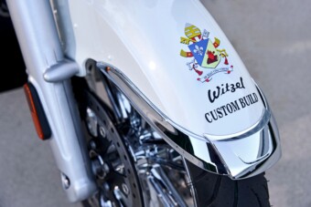 Nagyon menő járműre ültették a pápát