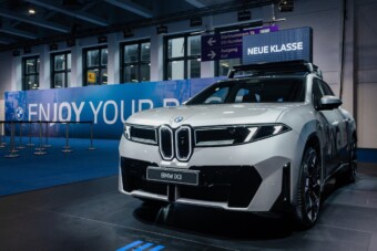 Tízezrek rohannak a debreceni BMW után