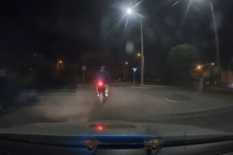 Táncolt a motorján egy 17 éves fiú Pápán, a rendőröknek nem tetszett a mutatvány