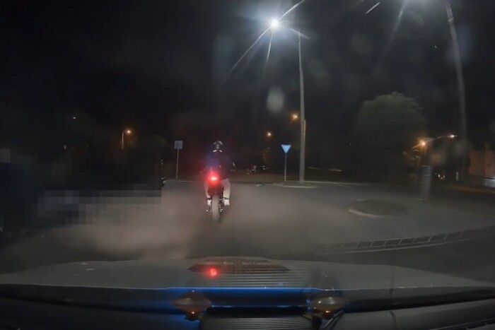 Táncolt a motorján egy 17 éves fiú Pápán, a rendőröknek nem tetszett a mutatvány