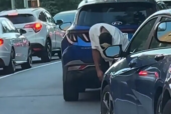 Trükkös és mélyen szomorú ötlettel foglalt parkolóhelyet feleségének egy férfi