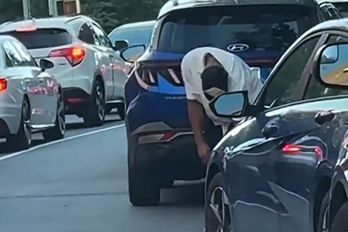 Trükkös és mélyen szomorú ötlettel foglalt parkolóhelyet feleségének egy férfi