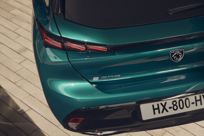 Világító fogsorral frissült a Peugeot 308 7