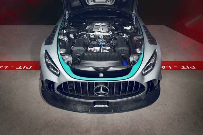 Rendszám nélküli pokoli játékszert mutatott be a Mercedes-AMG 6 | Vezess Rendszám nélküli pokoli játékszert mutatott be a Mercedes-AMG 6