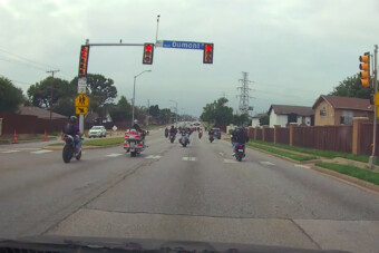 Videóra vették, ahogy több tucat motoros sorban zúg át a full piroson