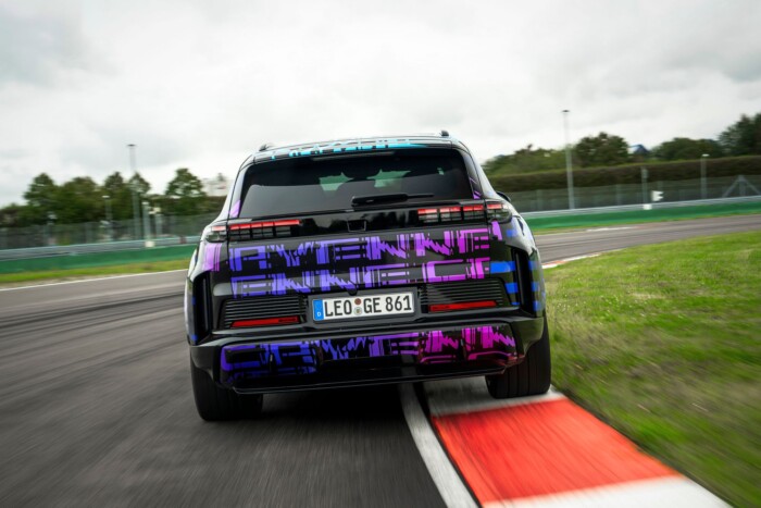 3 másodperc 100-ig. Kipróbáltuk az 1000 lóerős SUV-t 11